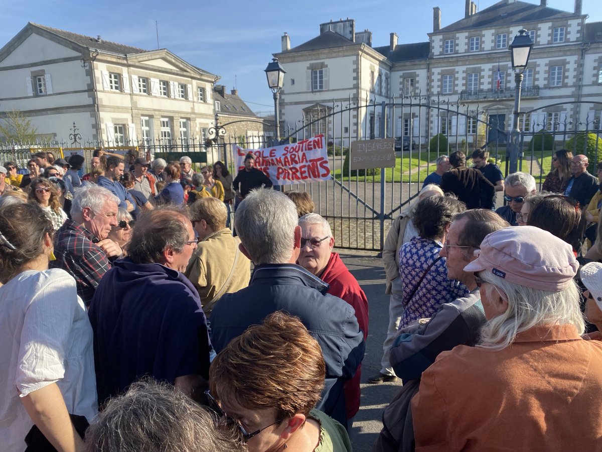 jjmerceur1's tweet image. Présent au Regroupement devant la sous préfecture de #pontivy en soutien à #RESF suite à l’expulsion d’une famille géorgienne de #Cleguerec.