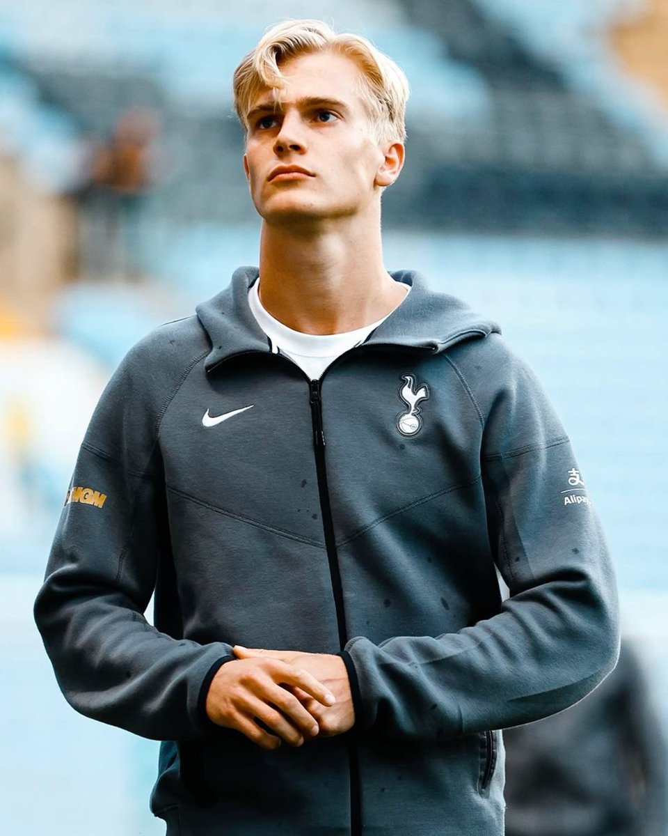 TheLaneAndBack's tweet photo. 🚨✍🏻 Tottenham Hotspur are prepared to present Lucas Bergvall with a new long-term contract this summer.
💭It’s believed that Bergvall’s debut year has progressed in a manner that has impressed everyone at the club.
Finally something sensible.
#Spurs | #THFC | #CLHS https://t.co/h0neHA79HQ