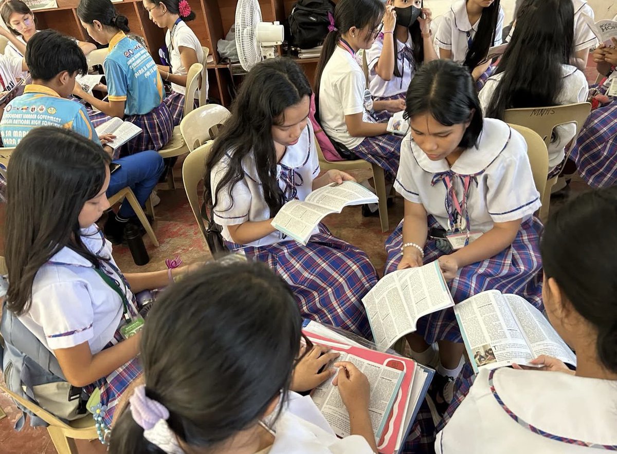 OneHope's tweet photo. Check out what OneHope resources are up to in the Philippines!📍🧡📖

Students are engaging with Scripture in a way that speaks directly to their lives, planting seeds of truth and purpose in the next generation.

We believe God is calling us to engage 2 billion more children and youth with God’s Word by 2033. Be part of a global movement to bring the hope of Jesus to the next generation worldwide! #OneHope #Vision2033