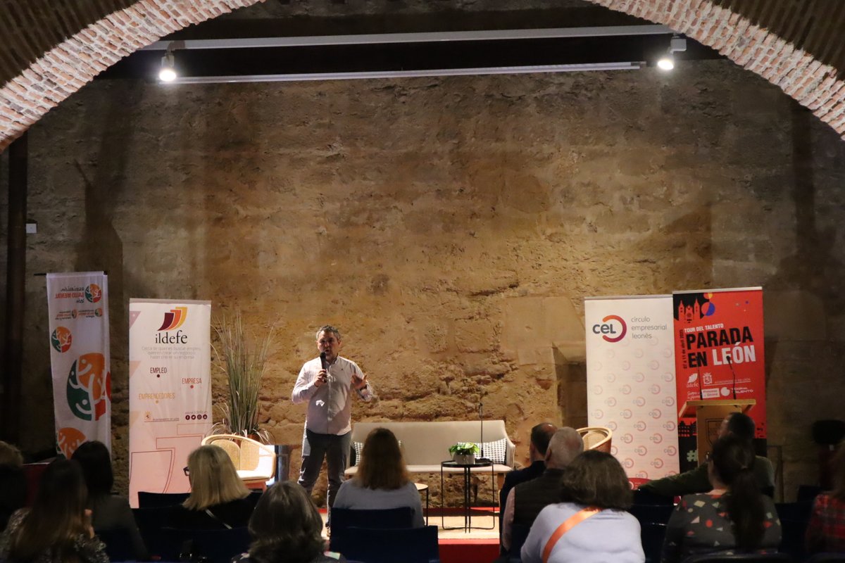 cel_leon's tweet photo. "Talento joven y tecnología: claves para el futuro del empleo en León", clara y enriquecedora charla de Héctor Rubio, CEO de @IntegraMedia y vocal del CEL, en el #TourDelTalento. Con Ángel González (CEL) y Natividad Rodríguez y Miguel Paz (ILDEFE).
#Juventud #Empleo #Lenesp https://t.co/nxulA3XDoN