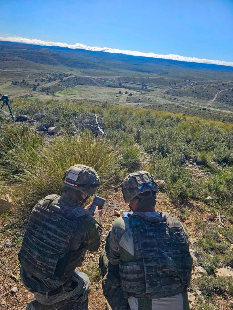 MCANA_ET's tweet photo. Los observadores avanzados del RACA93 de la #BRICANXVI están desplegados en el #BALEX-25 desde el 📍CENAD de Chinchilla.
Su labor 🎯: localizar, corregir y ajustar el tiro para alcanzar el objetivo con precisión.
@MCANA_ET 
@COMGEBAL_ET
@EjercitoTierra🇪🇦 https://t.co/LaHoPMIfqN