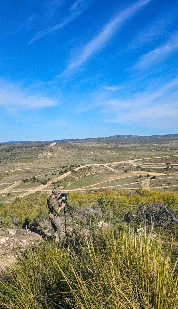 MCANA_ET's tweet photo. Los observadores avanzados del RACA93 de la #BRICANXVI están desplegados en el #BALEX-25 desde el 📍CENAD de Chinchilla.
Su labor 🎯: localizar, corregir y ajustar el tiro para alcanzar el objetivo con precisión.
@MCANA_ET 
@COMGEBAL_ET
@EjercitoTierra🇪🇦 https://t.co/LaHoPMIfqN