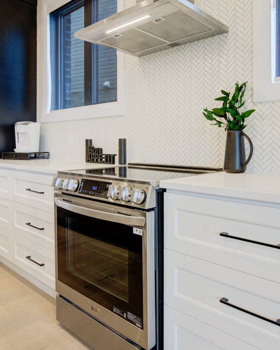 terraview_homes's tweet image. With the change in seasons, it's time to give your home a little TLC. Stay ahead of potential issues by tackling these essential spring home maintenance tasks:

🔗 Get the full checklist here: 
terra-view.com/bi-annual-main…

#HomeMaintenance #SpringChecklist #TerraViewHomes