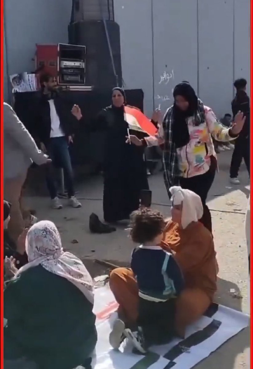 البداية كانت من رابعة ..

نفسهم من رقص على دماء مجزرة رابعة يرقصون الأن على دماء أطفال غزة.