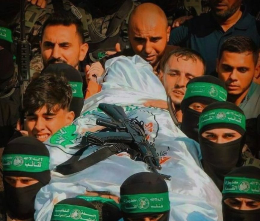 abdjad16's tweet photo. والمجاهدين أيضاً، الأحياء منهم والشهداء كانت لديهم أحلام فانتهت طموحات فانتکست، مشاريع فدمرت، أم وأب وأخوة ربما فقدهم، لربما كان أكثرهم لديه زوجة ففارقها، أطفال يتموا أولئك المقاتلون هم منا وبنا ولنا، بل نحن بدونهم لاشيء.

أولئك فقط اصطفاهم الله من بيننا ليورثهم أعلى درجات الجنة. https://t.co/AxB92eVLFj