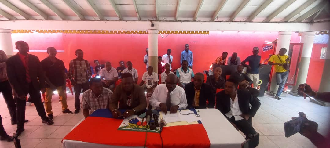 RTTHaiti's tweet image. Plusieurs organisations issues des quartiers populaires ont tenu une conférence de presse ce mardi à Pétion-Ville. À l’ordre du jour : conjoncture politique, insécurité, mobilisation citoyenne, appel à l’unité et rejet d’un coup d’État en gestation.