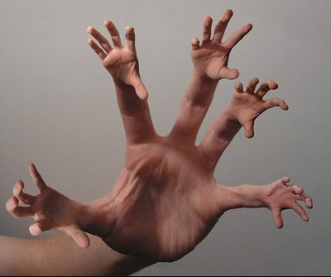 copes_pablo's tweet image. A la izquierda las manos de Keylor Navas (las que salvan goles). A la derecha las manos de algunos miembros de la CD y allegados que te ponen de prepo el bono, no informan nada, aceptan pagos irregulares, te meten la mano en el bolsillo y en el débito automático.. ahh y endeudan…