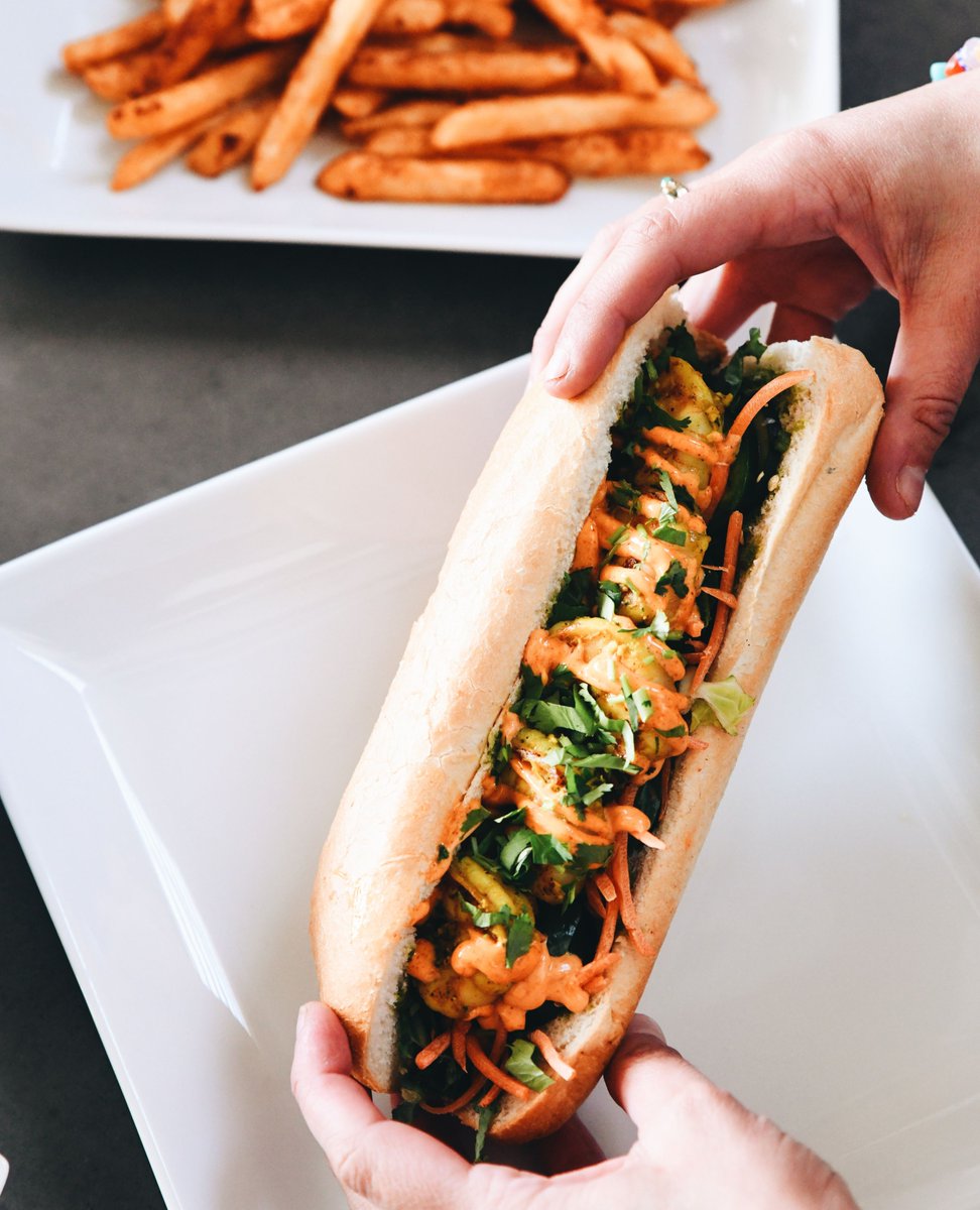 Big flavors, big choices! Elephant Wing’s Namaste Shrimp is a bold blend of grilled shrimp, coriander chutney, jalapeños, and curried aioli—served your way on a baguette, rice, or a gluten-free wrap. However you roll, it’s all delicious! ✨
#ParlorVibes #KCnightlife #CrossroadsKC