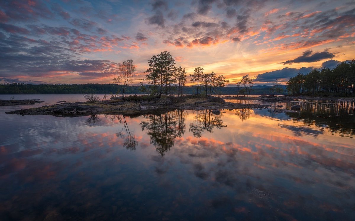 WriterJoMalby's tweet photo. calm creek
I dip my toes
in the clouds  

~ 𝑰𝒓𝒊𝒔, @Iriscapes // #Photography by Ole Henrik Skjelstad (@ole.henrik.skjelstad) https://t.co/433HjJP0iP #poetrymonth #haiku https://t.co/uc90GScLtO