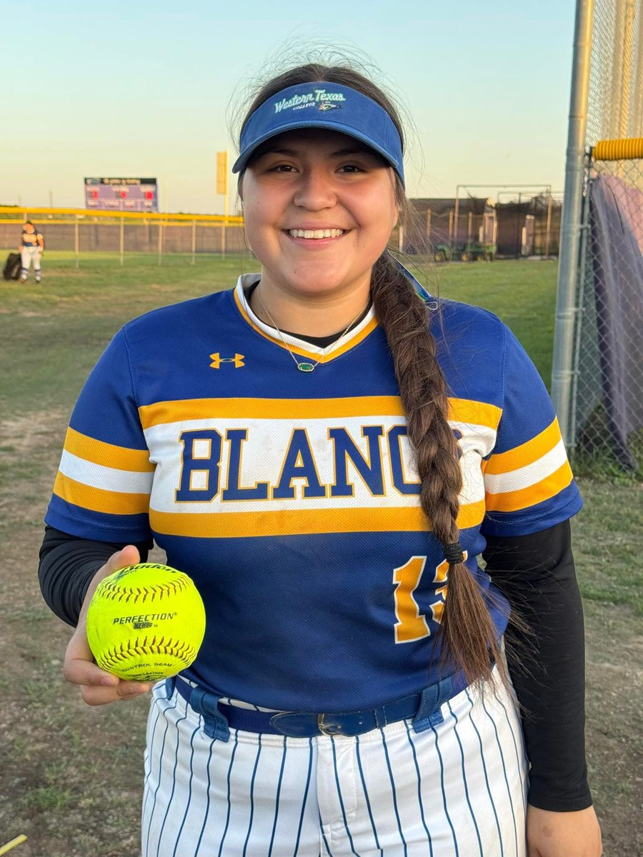 kynleehhope's tweet photo. I went 4-4 in lasts nights district win against Florence! 
Added another 💣! 
7-0 in District 
19-2 Overall with a 17 game win streak! 
@wtcsoftball @Coach_Reyna21 
@STXBmbrsGd18Are https://t.co/pvHRyjyiJd