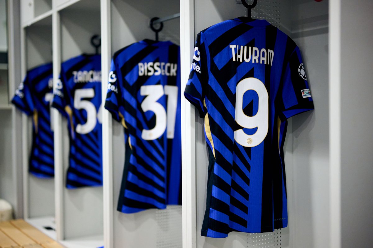 Inter's tweet photo. Indossare questa maglia, onorarla, sempre 👊🖤💙

#ForzaInter #UCL #BayernMonacoInter https://t.co/X9jbly8vyh