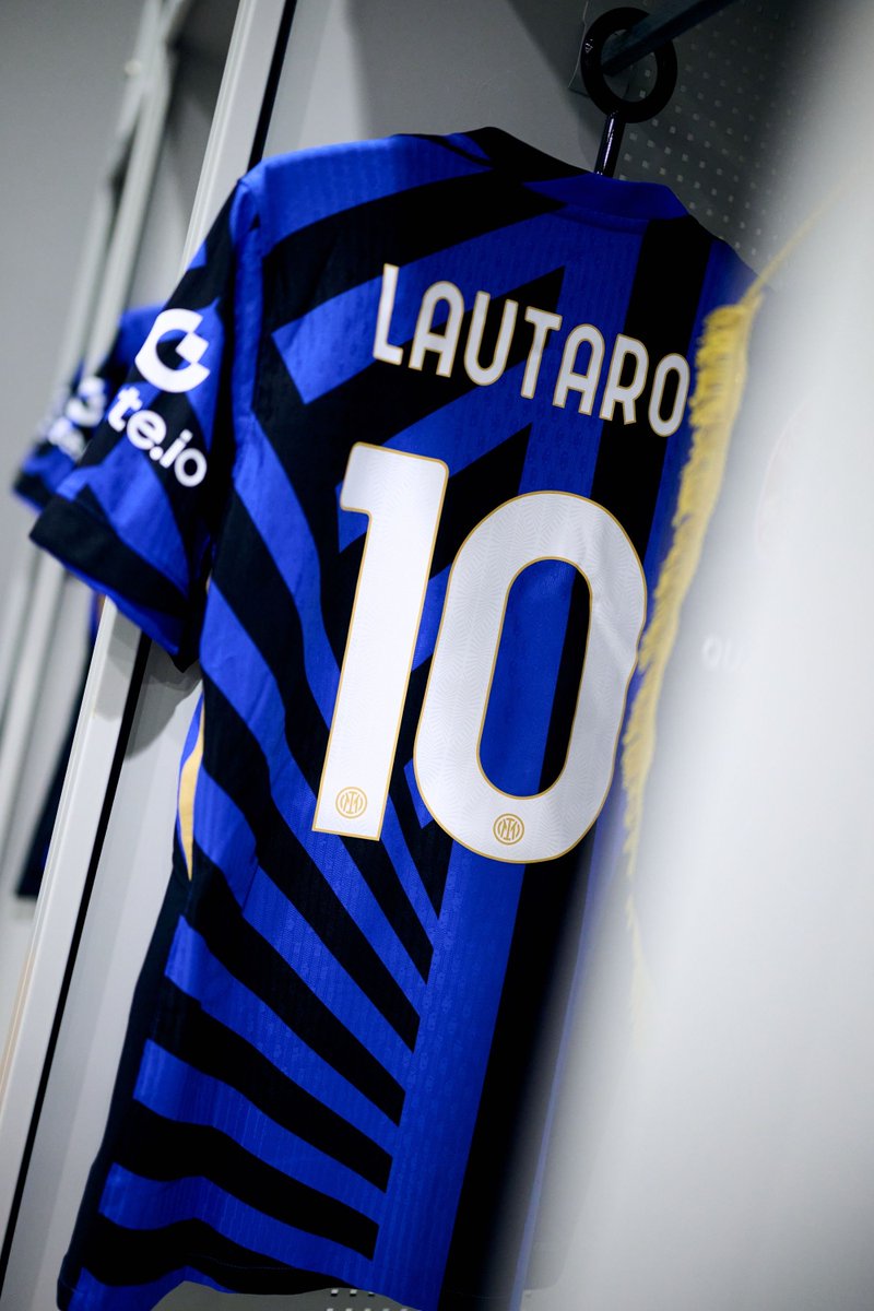 Inter's tweet photo. Indossare questa maglia, onorarla, sempre 👊🖤💙

#ForzaInter #UCL #BayernMonacoInter https://t.co/X9jbly8vyh
