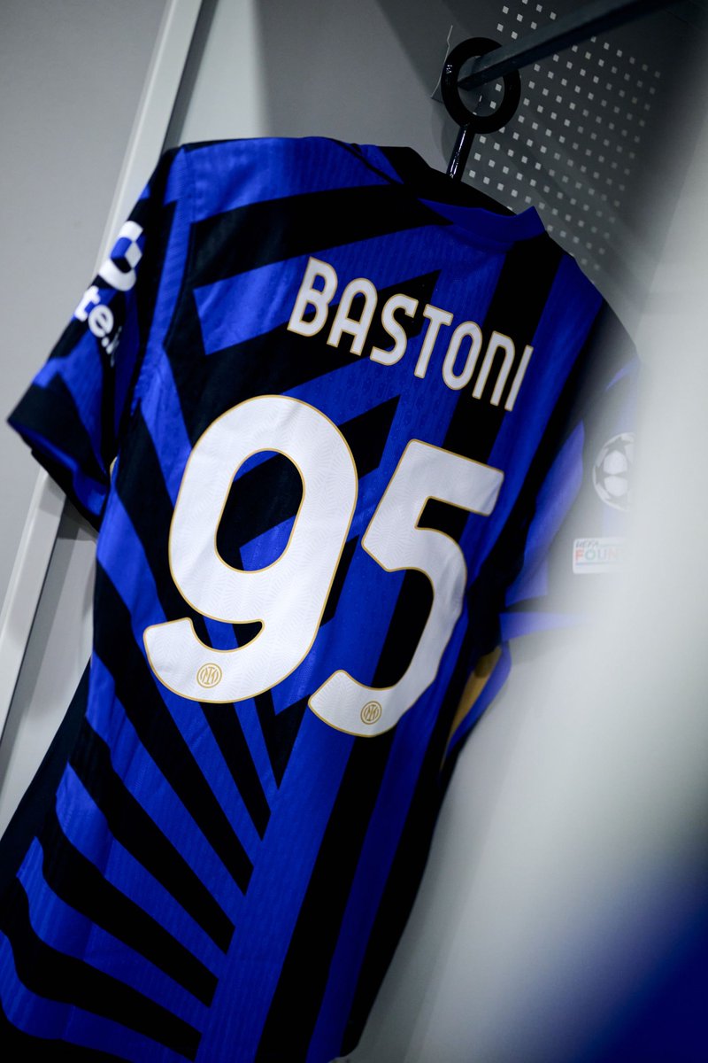 Inter's tweet photo. Indossare questa maglia, onorarla, sempre 👊🖤💙

#ForzaInter #UCL #BayernMonacoInter https://t.co/X9jbly8vyh