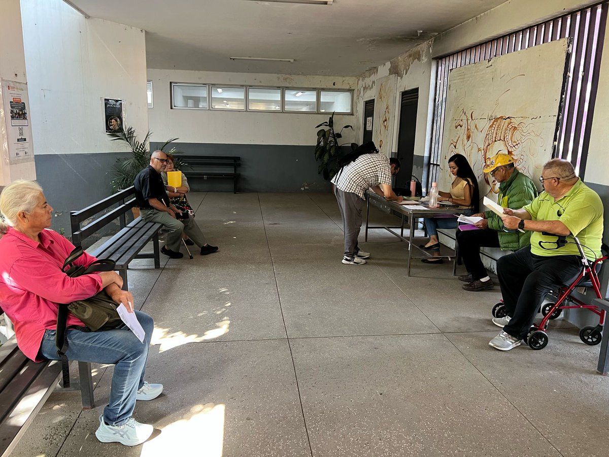 PaxxCultura's tweet photo. Así se trabaja por la comunidad, haciendo equipo con Movilidad de Guadalajara, Participación Ciudadana, @culturagdl y Guadalajara Limpia.
Todo un éxito la entrega de ganchos de 3ra edad y discapacidad. #ColAtlas
@GuadalajaraGob @VeroDelgadilloG #VeciFans https://t.co/thBCZV74I7