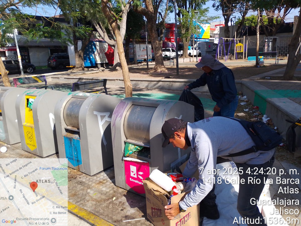PaxxCultura's tweet photo. Así se trabaja por la comunidad, haciendo equipo con Movilidad de Guadalajara, Participación Ciudadana, @culturagdl y Guadalajara Limpia.
Todo un éxito la entrega de ganchos de 3ra edad y discapacidad. #ColAtlas
@GuadalajaraGob @VeroDelgadilloG #VeciFans https://t.co/thBCZV74I7