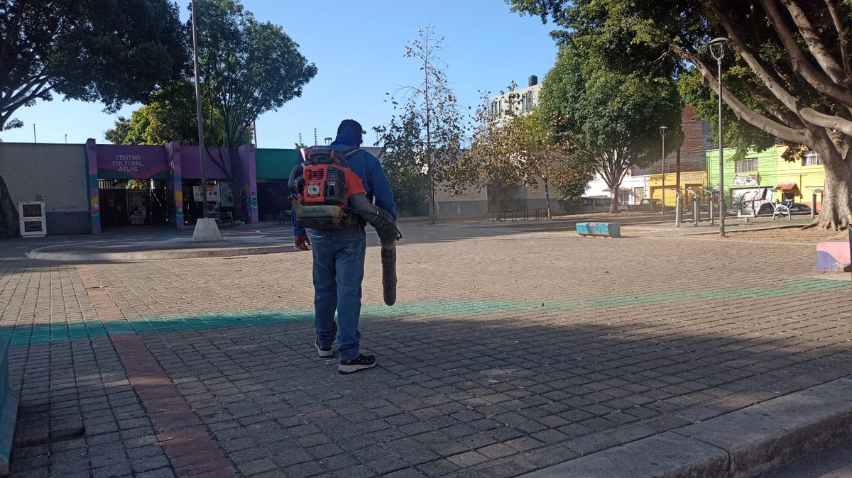 PaxxCultura's tweet photo. Así se trabaja por la comunidad, haciendo equipo con Movilidad de Guadalajara, Participación Ciudadana, @culturagdl y Guadalajara Limpia.
Todo un éxito la entrega de ganchos de 3ra edad y discapacidad. #ColAtlas
@GuadalajaraGob @VeroDelgadilloG #VeciFans https://t.co/thBCZV74I7
