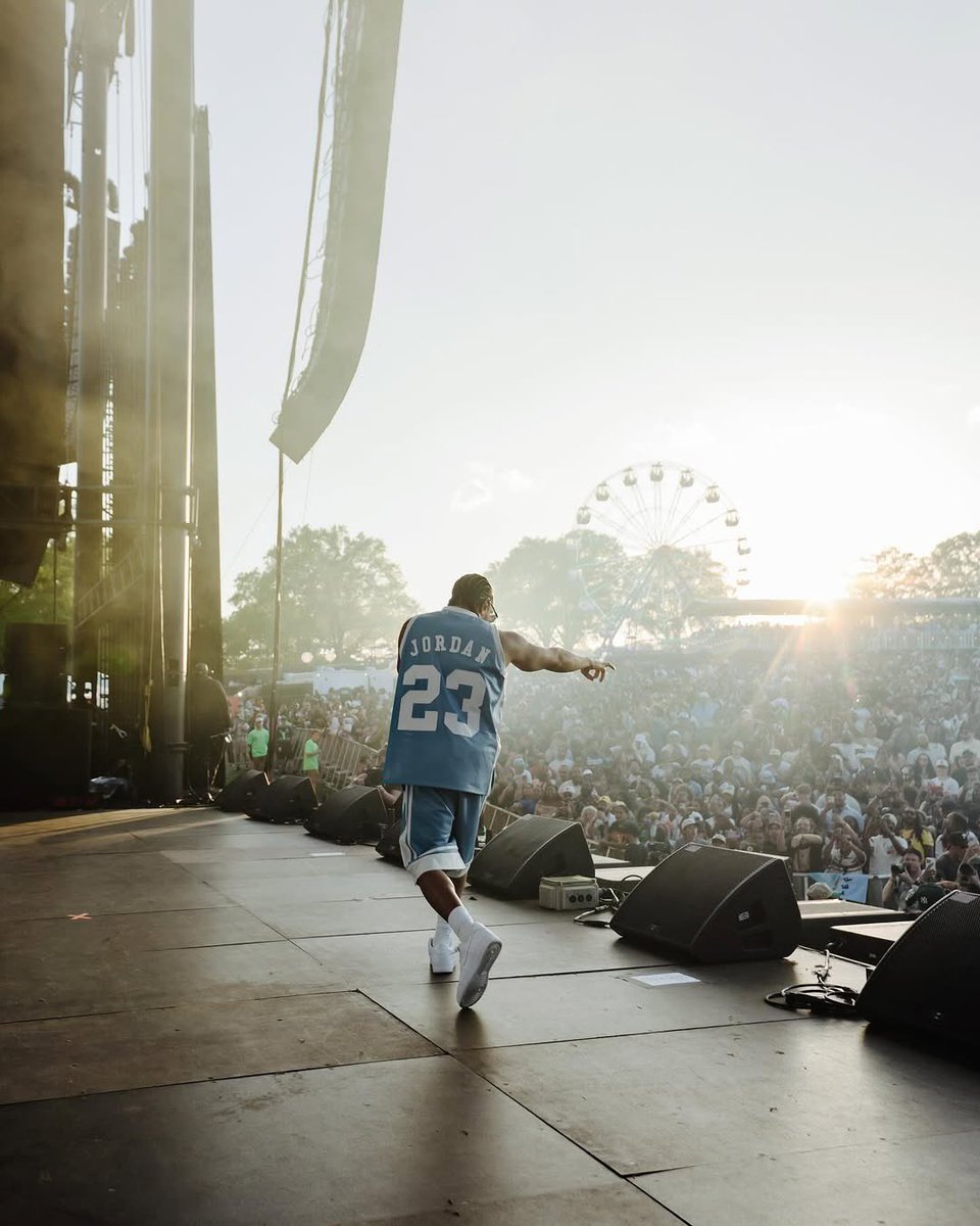 Ludacris's tweet photo. Yo #DreamvilleFest THANK YOU for having me! The LOVE &amp; ENERGY from the crowd was INSANE! 🔥🎤

📸 #deaniechen https://t.co/RA6FaDRLi0