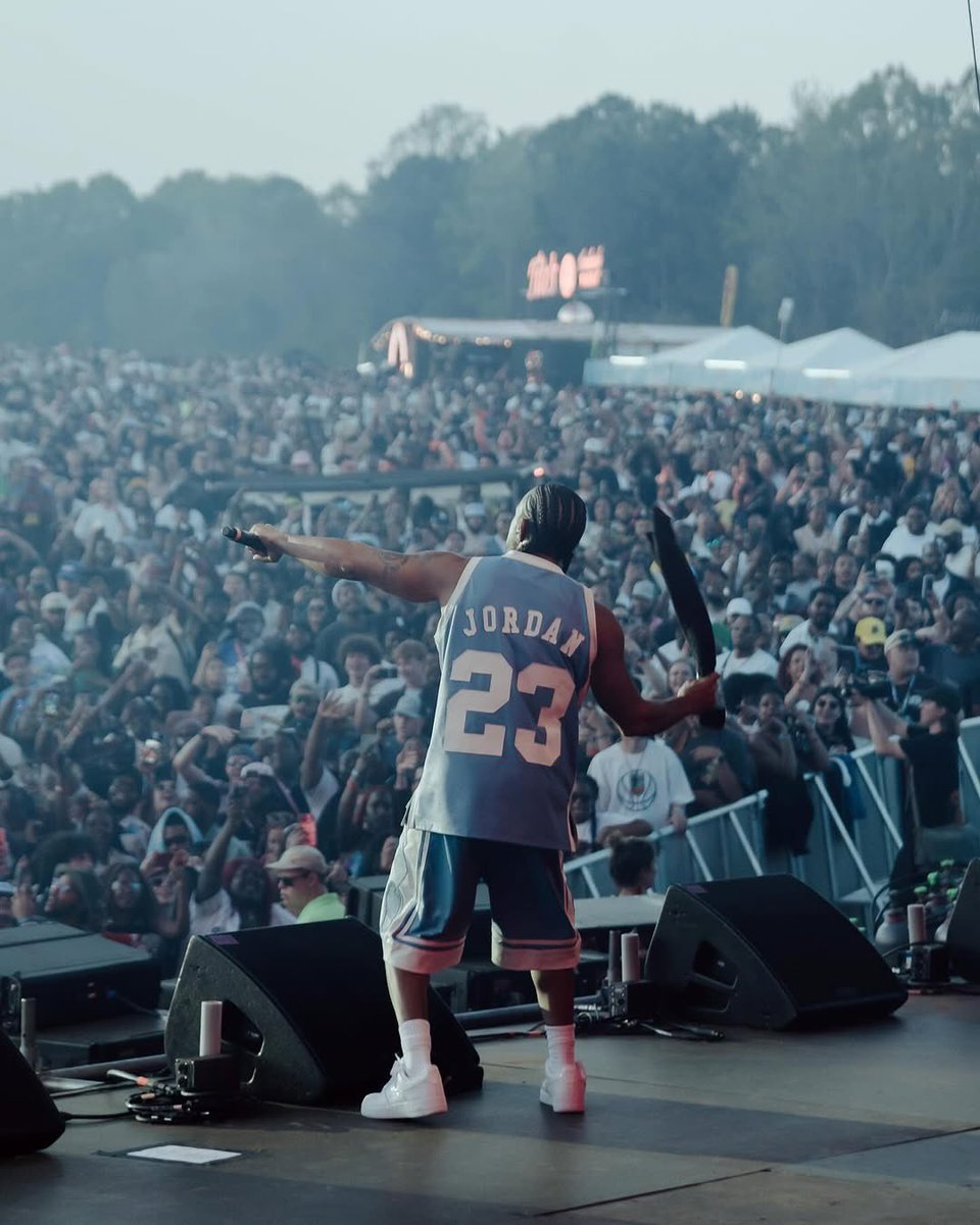 Ludacris's tweet photo. Yo #DreamvilleFest THANK YOU for having me! The LOVE &amp; ENERGY from the crowd was INSANE! 🔥🎤

📸 #deaniechen https://t.co/RA6FaDRLi0