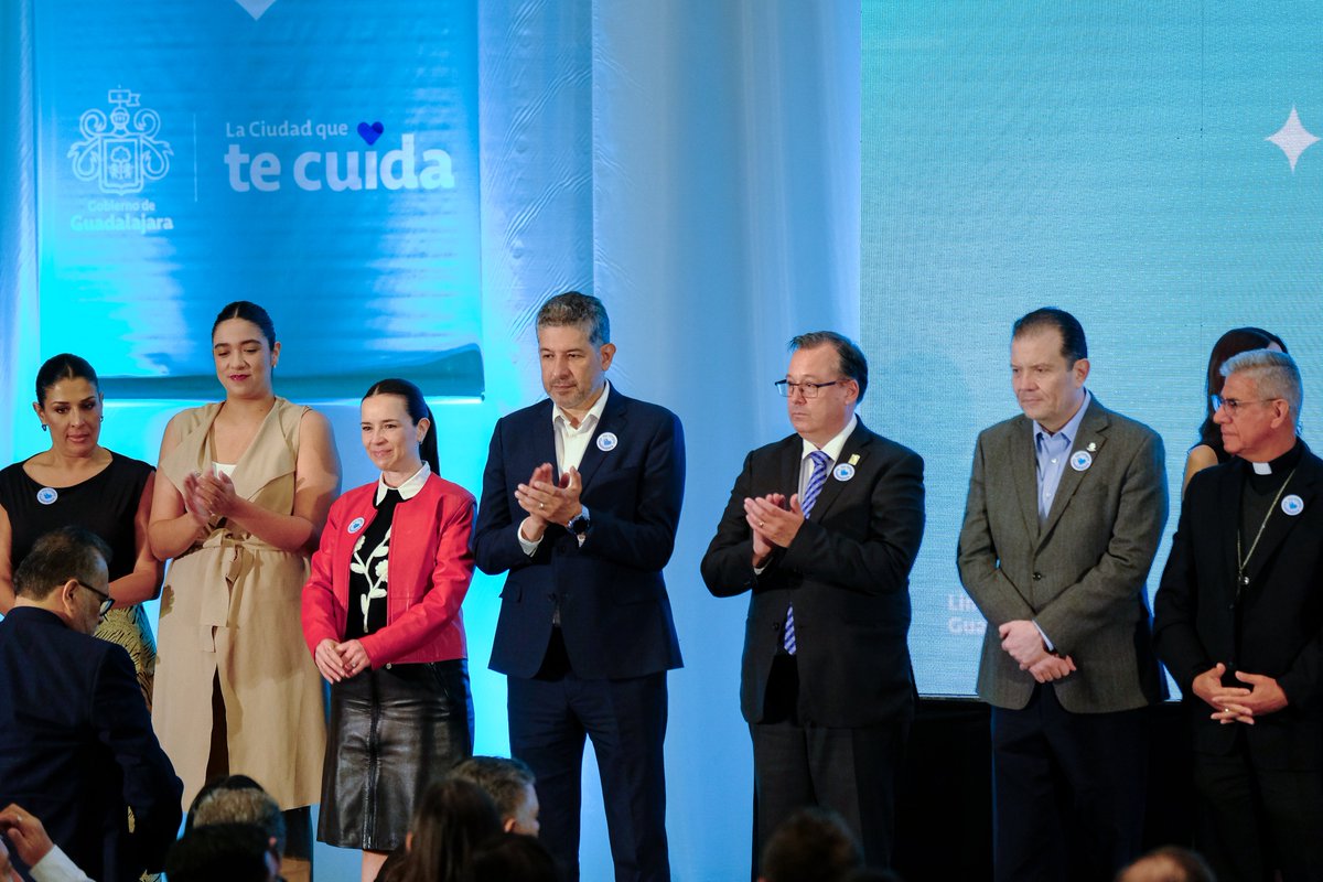 Estuve presente en el inicio de la segunda fase de #LimpiaGuadalajara, una estrategia integral que está cambiando el rostro de nuestra ciudad con la participación de 11 escuadrones de limpieza que apoyarán en distintas acciones para tener espacios públicos dignos.

Muchas