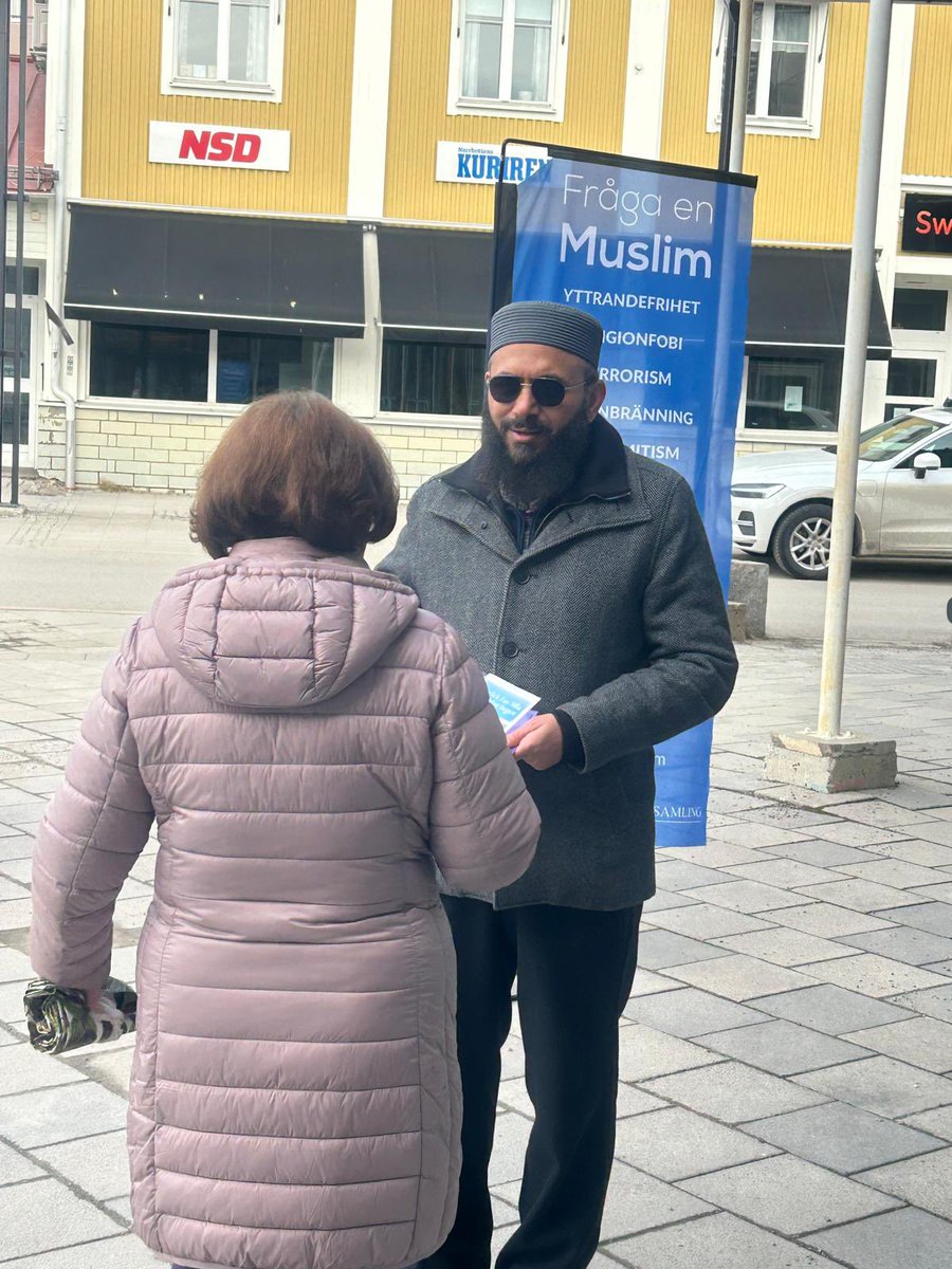 Ahmadiyya_Lulea's tweet photo. Idag besökte vi Kalix som en del av vår kampanj Fråga En Muslim. Vi delade ut broschyrer och hade fina samtal med människor vi mötte. Många visade intresse och uppskattning för vårt budskap om fred, medmänsklighet och förståelse.2025-04-08
#FrågaEnMuslim #Kalix #Ahmadiyya #islam https://t.co/wtOZwRPK2c