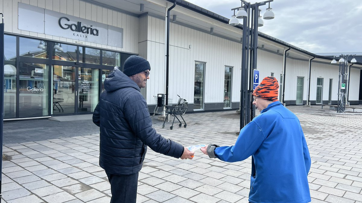 Ahmadiyya_Lulea's tweet photo. Idag besökte vi Kalix som en del av vår kampanj Fråga En Muslim. Vi delade ut broschyrer och hade fina samtal med människor vi mötte. Många visade intresse och uppskattning för vårt budskap om fred, medmänsklighet och förståelse.2025-04-08
#FrågaEnMuslim #Kalix #Ahmadiyya #islam https://t.co/wtOZwRPK2c