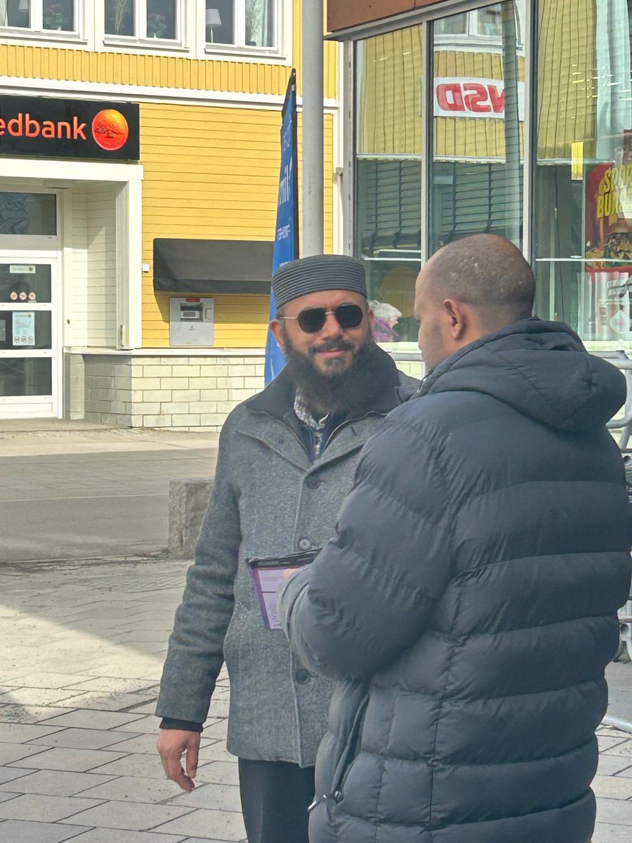 Ahmadiyya_Lulea's tweet photo. Idag besökte vi Kalix som en del av vår kampanj Fråga En Muslim. Vi delade ut broschyrer och hade fina samtal med människor vi mötte. Många visade intresse och uppskattning för vårt budskap om fred, medmänsklighet och förståelse.2025-04-08
#FrågaEnMuslim #Kalix #Ahmadiyya #islam https://t.co/wtOZwRPK2c