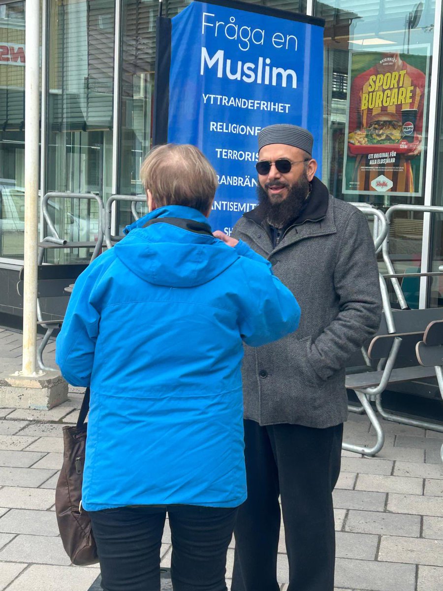 Ahmadiyya_Lulea's tweet photo. Idag besökte vi Kalix som en del av vår kampanj Fråga En Muslim. Vi delade ut broschyrer och hade fina samtal med människor vi mötte. Många visade intresse och uppskattning för vårt budskap om fred, medmänsklighet och förståelse.2025-04-08
#FrågaEnMuslim #Kalix #Ahmadiyya #islam https://t.co/wtOZwRPK2c
