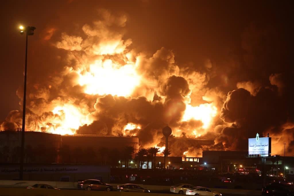 AngelVazquez40's tweet photo. Se preparan movimientos militares (Saudí/EEUU) en contra de Yemen, ambos al servicio de Israel.

A Arabia Saudí se le avisó: NO SE INVOLUCREN, CONVERTIREMOS LOS CIELOS —DE ARABIA SAUDITA— EN NUBES DE FUEGO
- Yemen

Saudí Aramco después de haber sido blanco de las FFAA de Yemen: https://t.co/0CiD1ds9xH