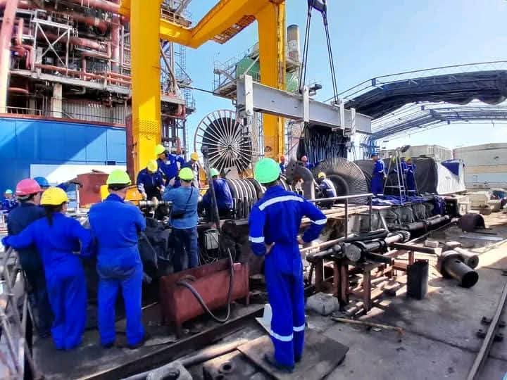 Realizados los ajustes de todos los elementos estáticos de la turbina de la Cte Carlos Manuel de Céspedes. Quedó puesto en marcha el bloque para aportar al SEN 158 MW.

#UnidosXCuba #UNE #UniónEléctrica #PorCubaJuntosCreamos