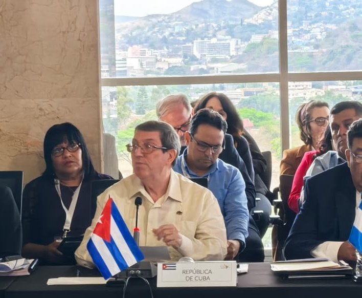 BrunoRguezP's tweet photo. ... y el libre ejercicio de la determinación de nuestros pueblos.

Cuente la hermana #Colombia con el firme apoyo de #Cuba durante su Presidencia Pro Témpore de la CELAC". https://t.co/iSxsgeXJT8
