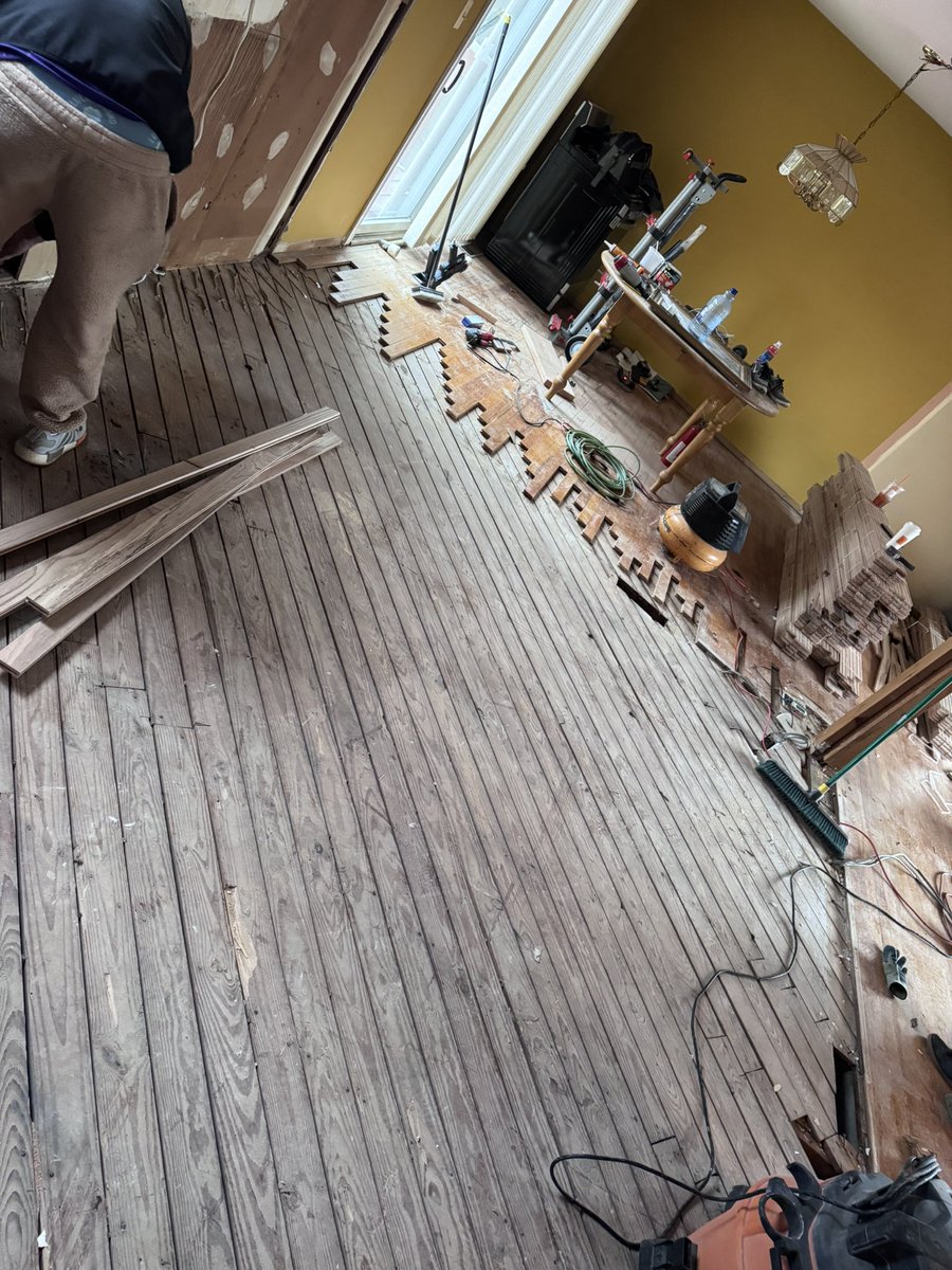 vgjfloors's tweet photo. #floor #flooreepair #Construction #homemade #redoak #oakfloor #sanding #sandingfloors #hardwood #woodinstall https://t.co/BjcyCSJULG