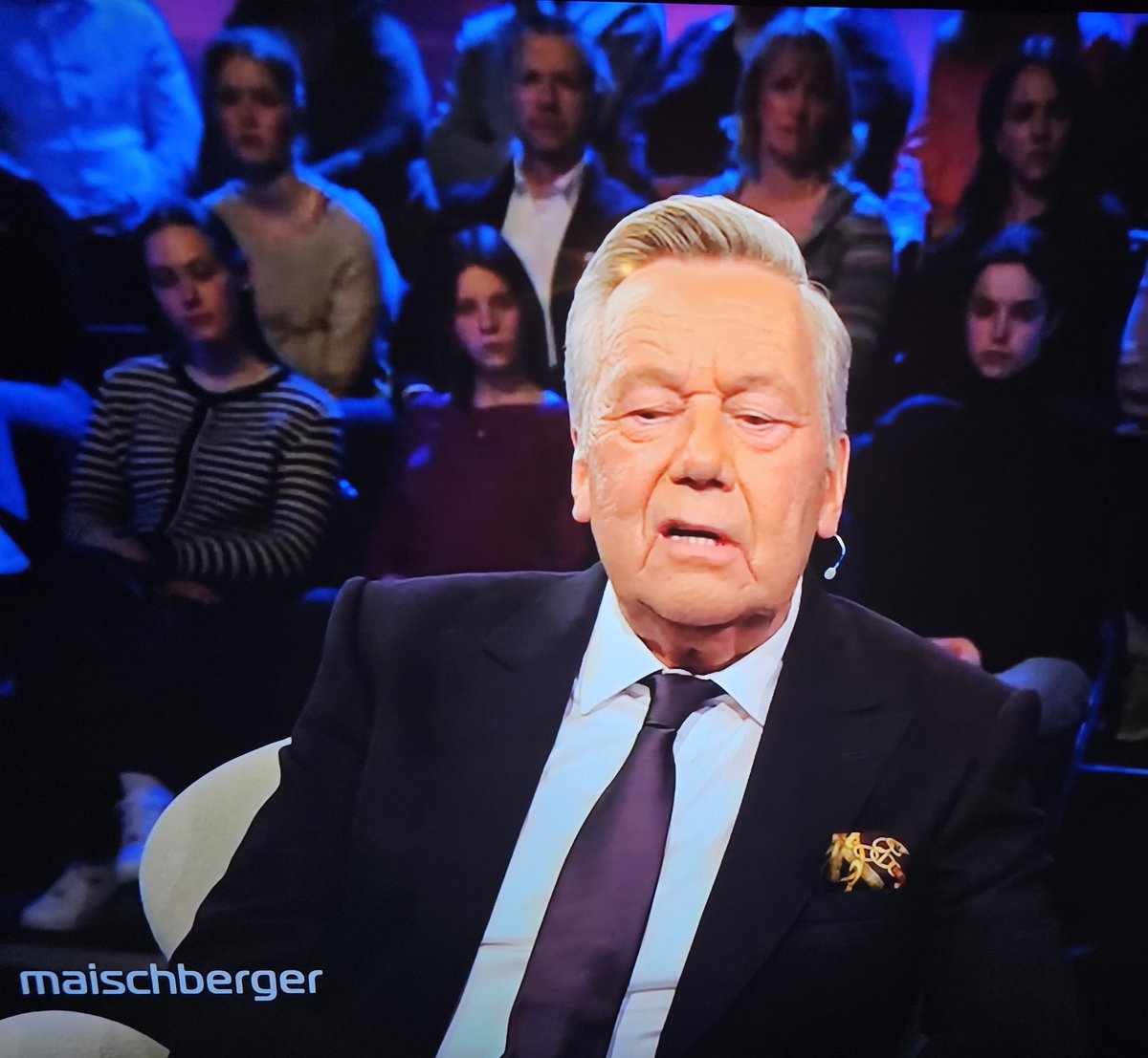 TimKoffiziell's tweet photo. Rolf König, Schlagerbarde: "Es gibt mehr als Mann und Frau."
Applaus im Publikum!
Noch Fragen? 🤣🤣🤣🤣🤣
#maischberger #Kaiser #Greis https://t.co/xWEKB5PbUN