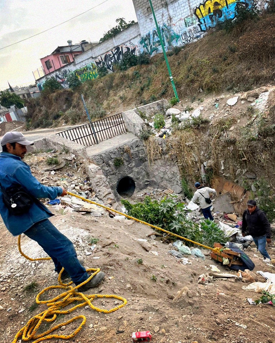Se continua con la limpieza, deshierbe y recolección de desechos en las barrancas, cauces y ríos de #AtizapánDeZaragoza, esto con el objetivo de evitar la propagación de fauna nociva y así salvaguardar la salud de nuestras familias #atizapenses. 🫡💧🌱