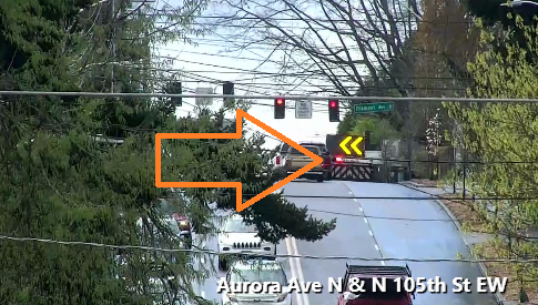 Fremont Ave NのN 105th StでWB右車線をブロックするデブリ。注意してください。