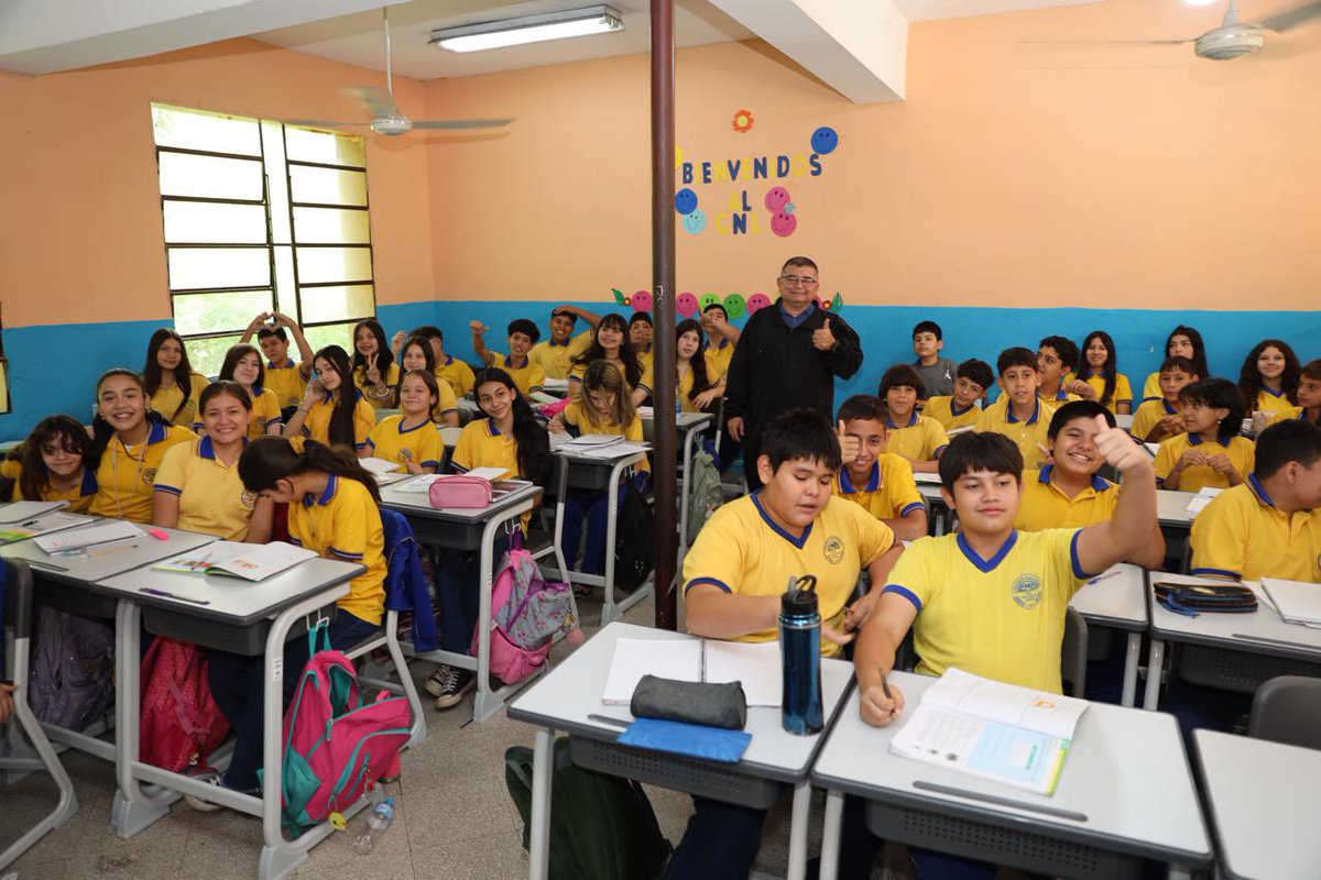 itaipuparaguay's tweet photo. 🏫📚 Este martes 8/04 se inició la distribución de mobiliarios escolares en el departamento Central, donde se han identificado seis distritos priorizados. En Luque empezaron las entregas en la escuela y en el colegio "Gral. José Elizardo Aquino". Con entusiasmo; alumnos, docentes y directivos recibieron los modernos muebles en las aulas. Esta semana y la próxima se irán entregando los demás lotes de sillas y mesas, conforme al listado proporcionado por el Ministerio de Educación y Ciencias (MEC).   

🔺 ¡Apoyamos el fortalecimiento del sistema educativo del Paraguay!

@SantiPenap @AllianaPedro @luchozacariasAP