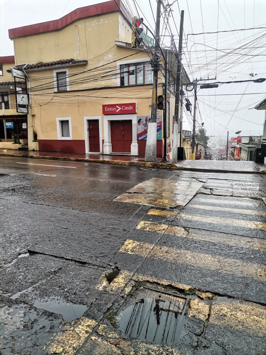 anicienta_6's tweet photo. @VialidadXalapa @ssptransitover no sirve el semáforo peatonal de Ávila Camacho esq Betancourt, de lado del Parque Bicentenario https://t.co/ZzIhmE6NPh