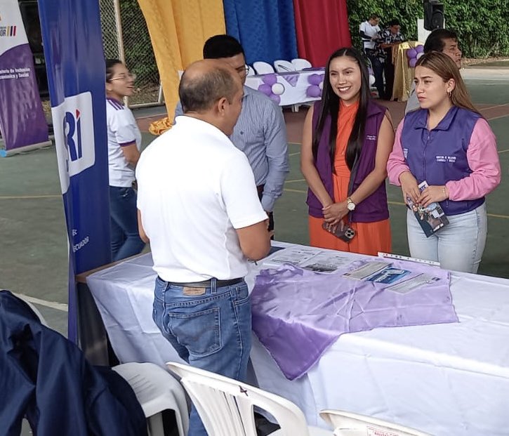 GuadalupeMacasS's tweet photo. #Zonal7
¡Compromiso con la comunidad! 
Hoy participamos en la #BrigadaSocialPorUnNuevoEcuador en la Unidad Educativa Arutam de #ElPangui, #ZamoraChinchipe. Brindamos servicios e información  tributaria. https://t.co/uj7Qp8jjgD