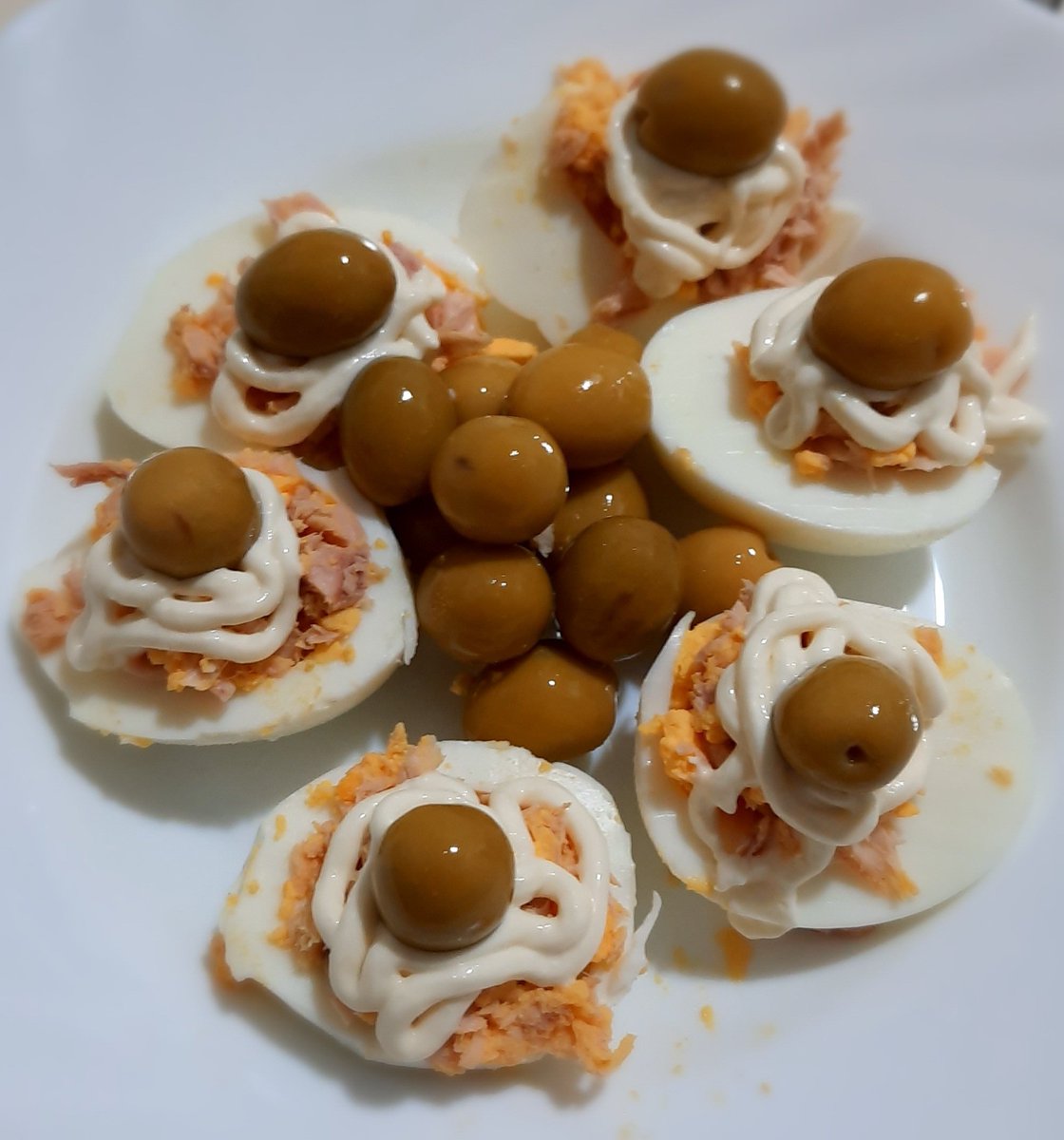 Karmencitina's tweet photo. Cenas rápidas: #ensalada de 🍅 púrpura con #palmito, #algas, #atún y #aceitunas; y 🥚🥚 rellenos. Y otras más especiales, de fin de semana: #rodaballo al horno 🐟 #RelaxEnLaCocina, #ÑamÑam https://t.co/KszHlCG082