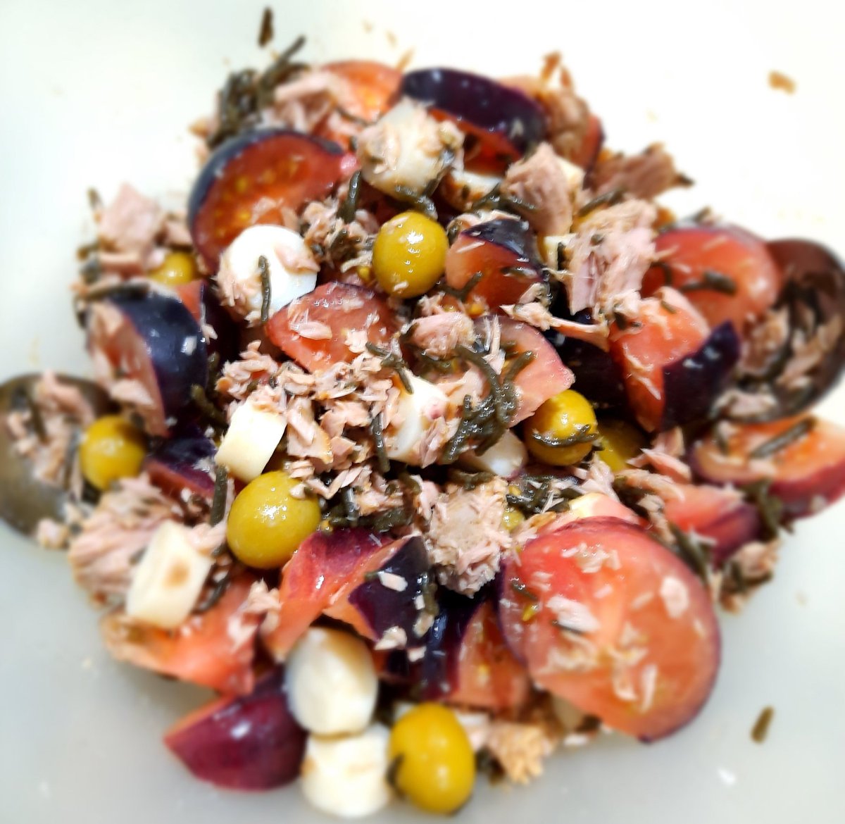 Karmencitina's tweet photo. Cenas rápidas: #ensalada de 🍅 púrpura con #palmito, #algas, #atún y #aceitunas; y 🥚🥚 rellenos. Y otras más especiales, de fin de semana: #rodaballo al horno 🐟 #RelaxEnLaCocina, #ÑamÑam https://t.co/KszHlCG082