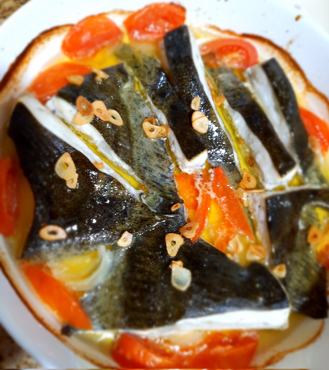 Karmencitina's tweet photo. Cenas rápidas: #ensalada de 🍅 púrpura con #palmito, #algas, #atún y #aceitunas; y 🥚🥚 rellenos. Y otras más especiales, de fin de semana: #rodaballo al horno 🐟 #RelaxEnLaCocina, #ÑamÑam https://t.co/KszHlCG082