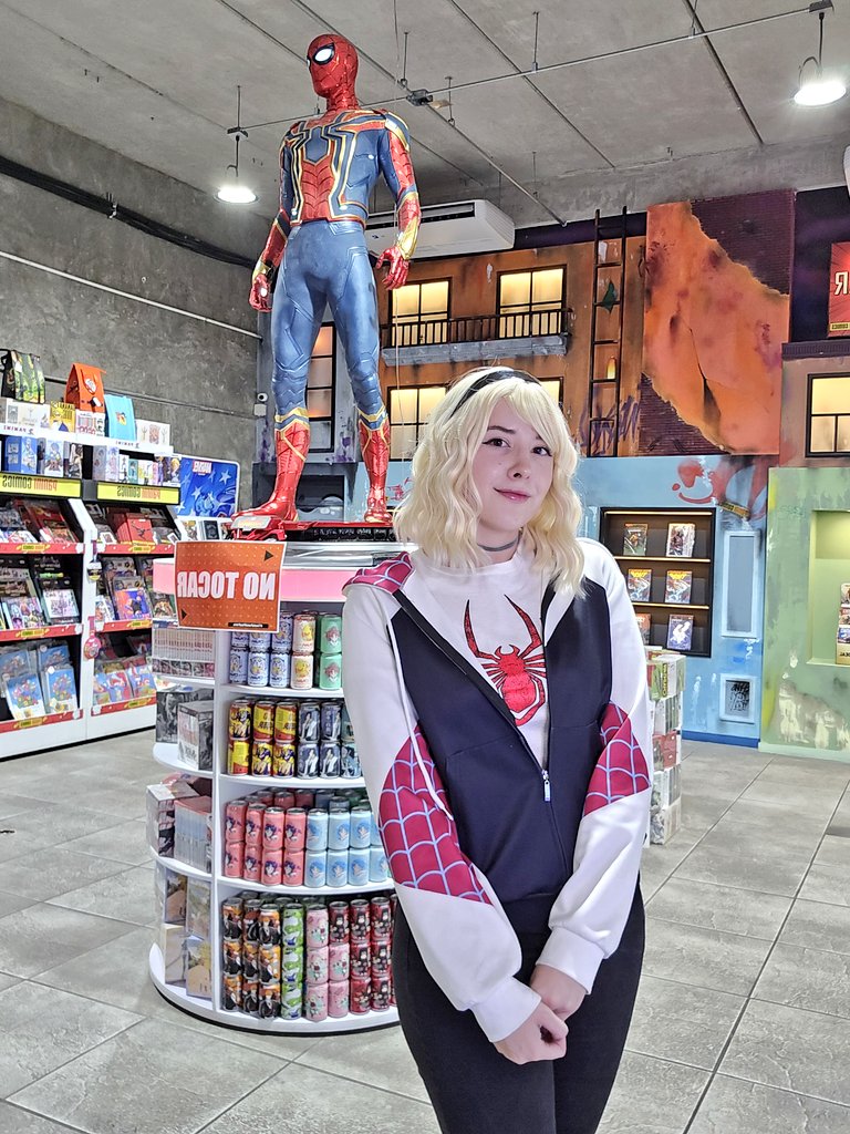 Hoy tocó chambear así 🕷 ¿Si me vieran así en la plaza me juzgarían? 🤔.