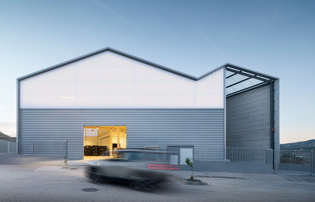 gomezdetejada's tweet photo. ¿Se puede hacer buena arquitectura en una nave industrial...? Sí, se puede.
Centro hortofrutícola en Vélez-Málaga, FORarquitectura, 2022.

https://t.co/lTINb6KkbX

Vía @arquitect_viva 
Fotografías: Juanca Lagares https://t.co/M2uUmJintp