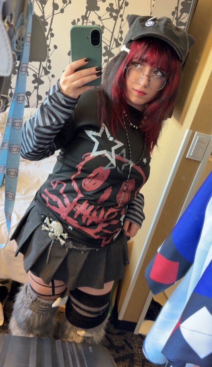 VanityUwU's tweet image. (New Pinned!)

HEEELLOOO!!!! ♡
I’m Vanity!!!! and I LOVVVEEEEEE HOLOLIVE/STARS!!!! RRRAAAUGGHHHHH

I’m an emo cosplayer who owns a Fuwamoco itasha!!! I’m also super interested in art and collecting figures!!⋆˙⟡

Also if it’s not obvious enough my kamioshi is Goldbullet!! 🦅