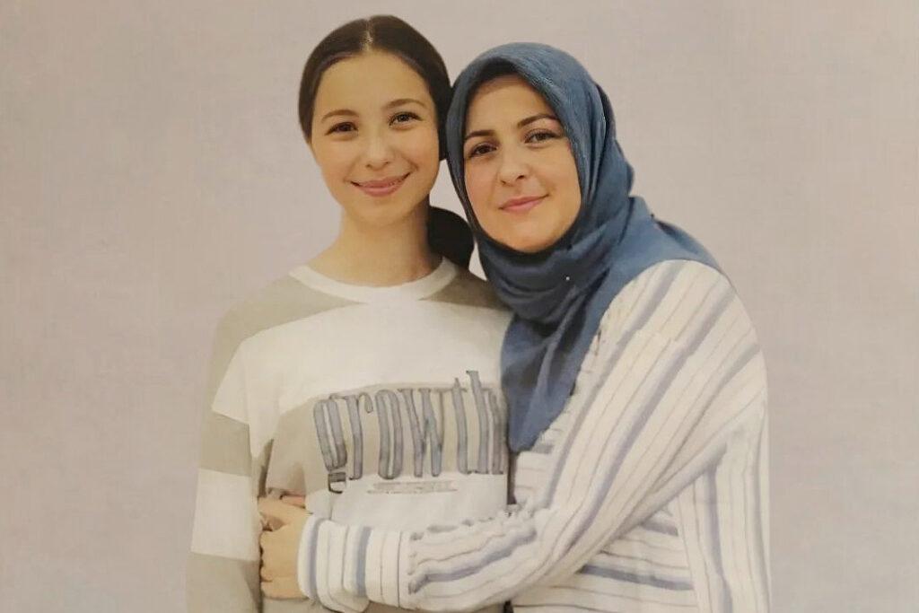 Annesinin eksikliğini daha fazla taşıyamayan Sümeyra kızımıza Allah rahmet eylesin.

Zannetmeyin ki evlatlarının başında olması gereken anne gerçekten teröristti de hak ettiği cezayı çekiyor.

Hayır!

Adaletten nasipsiz yargı kararı ile terörist ilan edilmiş bir öğretmen.