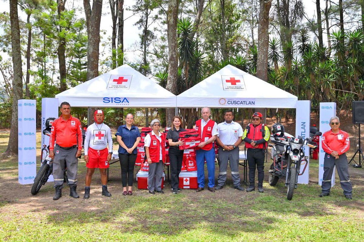 SISASeguros's tweet photo. Este día junto a @BancoCUSCATLAN_ , realizamos la entrega de un donativo a @CruzRojaSal como parte del Plan Semana Santa 2025.
Por quinto año consecutivo, nos unimos para apoyar su invaluable labor. 🚑❤️
#SISASeguros #OrgulloSISA #CruzRojaSalvadoreña #ElSalvador #PlanSemanaSanta