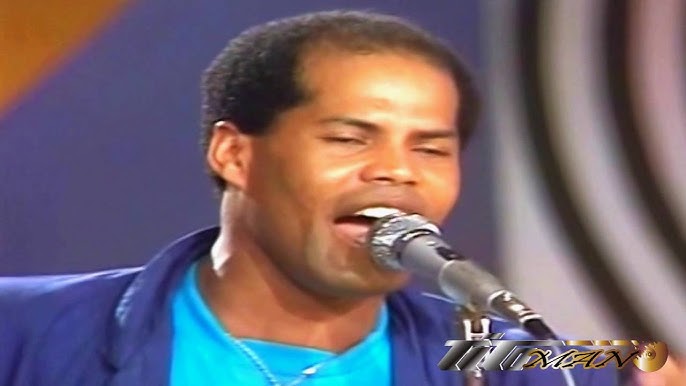 Trasciende el  fallecimiento del cantante Rubí Pérez tras colapso del techo de la discoteca  Jet-Set en  Santo Domingo.
Su nombre Roberto Antonio Pérez Herrera, de Haina, Santo Domingo  8 de marzo 1956, sus éxitos  mas grandes El africano Volvere y como solista "Tu vas a volar ".