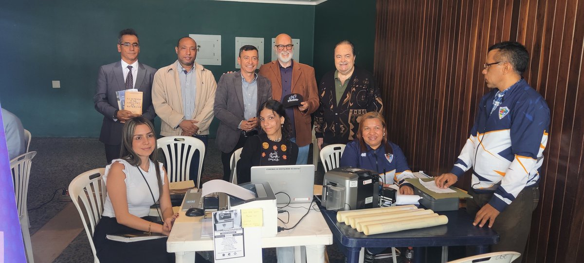 cnpven's tweet photo. Felicitaciones Secretaría #UCV @SecretariaUCVe Dra Corina Aristimuño @Corinarist Profs Mildred Logonbardi @TulioOlmos1 reunión #Gremios #Odontologos #Farmaceutas #Contadores con #Periodistas #CNP @TinedoGuia  @Edgarcardenasp  @CNPCaracas @galunach  @andresraulpaezp @UCVNoticias_ https://t.co/vGwK646VPK