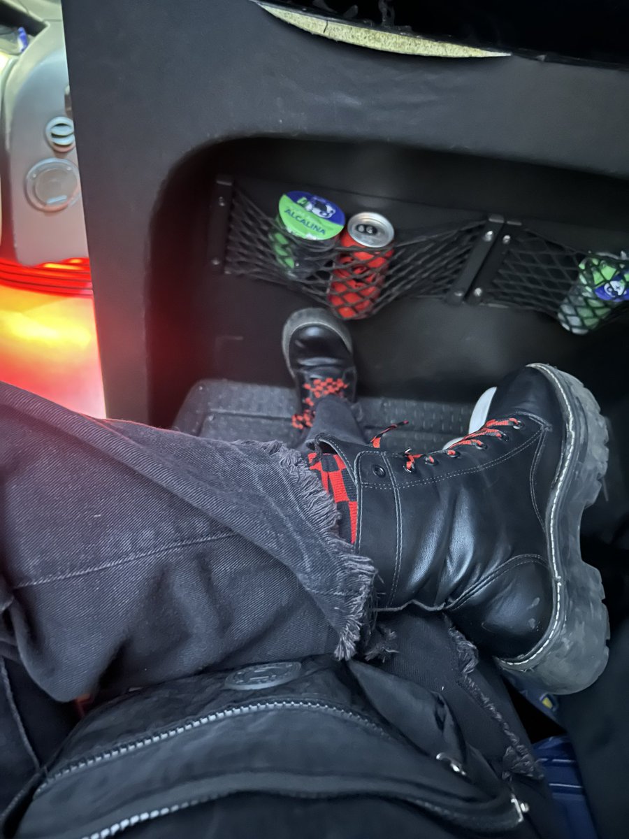 jaemimindo's tweet photo. Serviço. Além de ser uma mão na roda na hora de ir embora e super seguro já que me salvou de pegar um Uber ou metrô de madrugada já que tava viajando sozinho. Na volta nós saímos de lá 00:15 e chegamos pouco antes das duas, porém consegui tirar uma soneca tranquilo no caminho https://t.co/dJVQwOnRRl