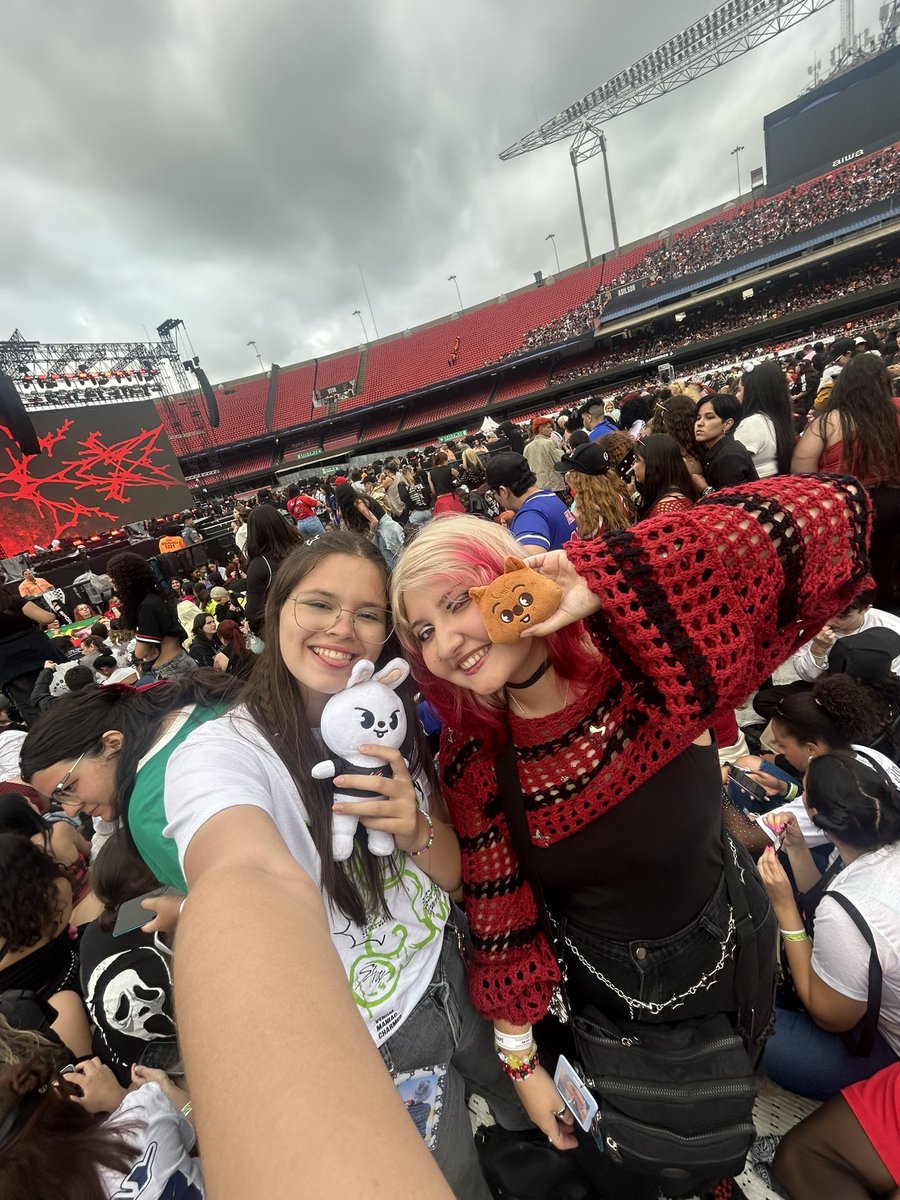 jaemimindo's tweet photo. Voltando para o show: consegui encontrar minha amiga do início (menção honrosa pra diva @isaS2dy) e ela tava num lugar maravilhoso que tinha um lindo espacinho me esperando ❤️‍🩹 https://t.co/kjMZyddgLY