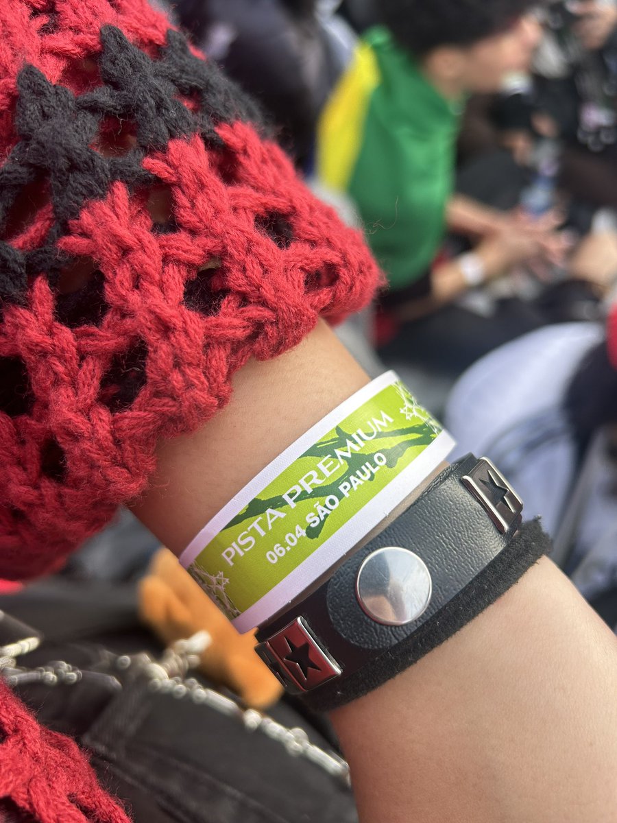 jaemimindo's tweet photo. Voltando para o show: consegui encontrar minha amiga do início (menção honrosa pra diva @isaS2dy) e ela tava num lugar maravilhoso que tinha um lindo espacinho me esperando ❤️‍🩹 https://t.co/kjMZyddgLY
